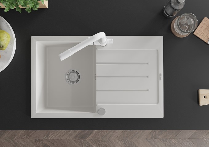 Valkoiset keittiöhanat ulosvedettävällä suutinkärjellä