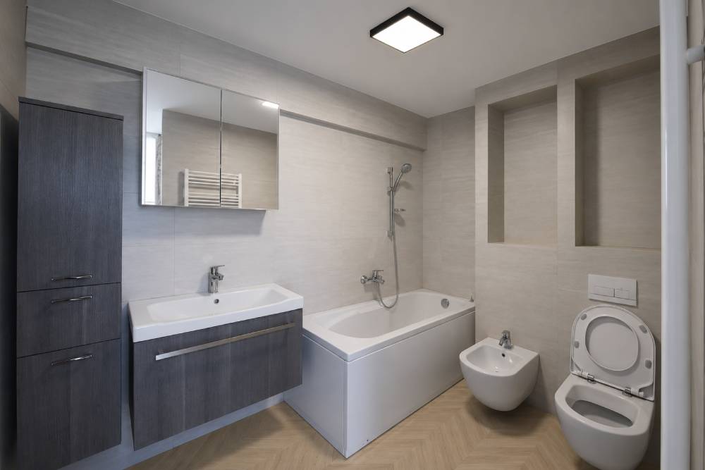 LED-plafoni kylpyhuoneessa