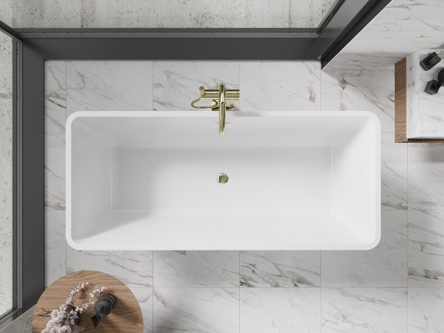 Valkoisten laattojen kylpyhuoneiseen asettelu