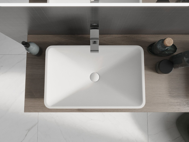 Kylpyhuonekaappi puun värissä