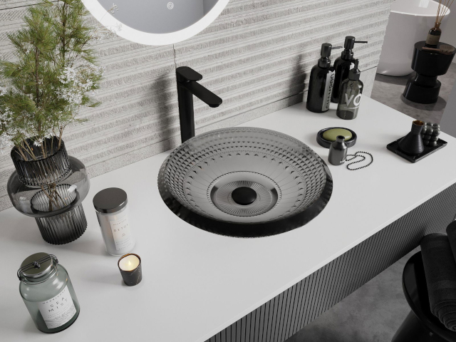 Pesualtaan kaappi valkoisella tasolla