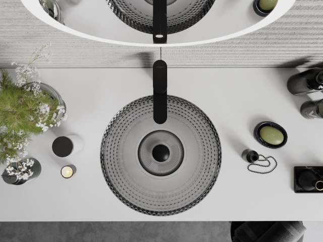 Kylpyhuone pesualtaan kaapilla ja valkoisella tasolla