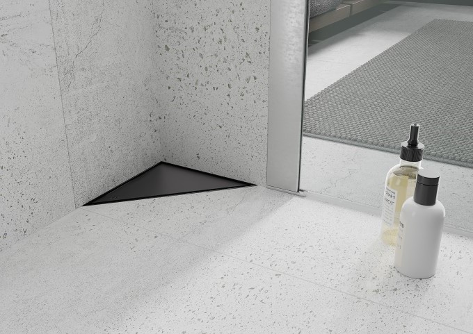 Czarny wpust podłogowy w szarej łazience