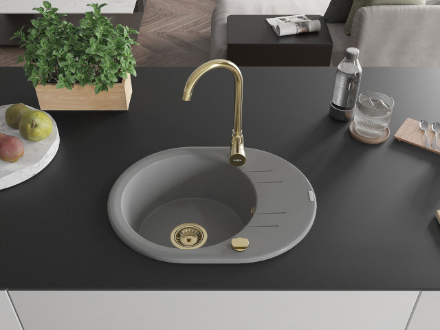 Allas kullanvärisellä hanalla ja vesilukolla