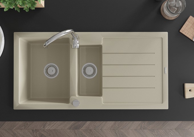 Graniittiset pesualtaat hanalla ja vesilukolla