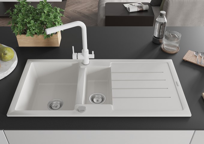 Valkoiset keittiöhanat ulosvedettävällä suutinkärjellä