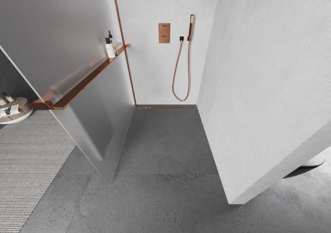 Kylpyhuone vinyylilaattojen kanssa betonista