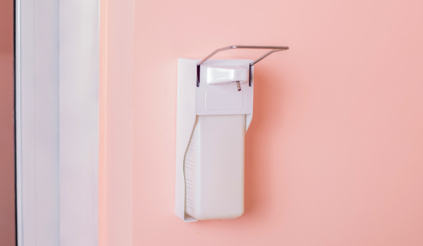 Kuinka ripustaa nestesaippua-annostelija?