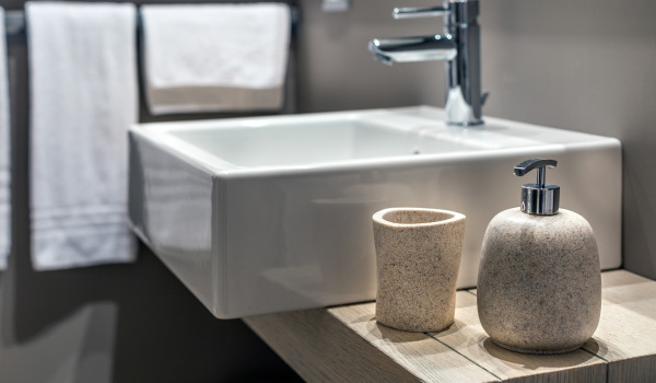 Tyylikkäät saippua-annostelijat kylpyhuoneeseesi