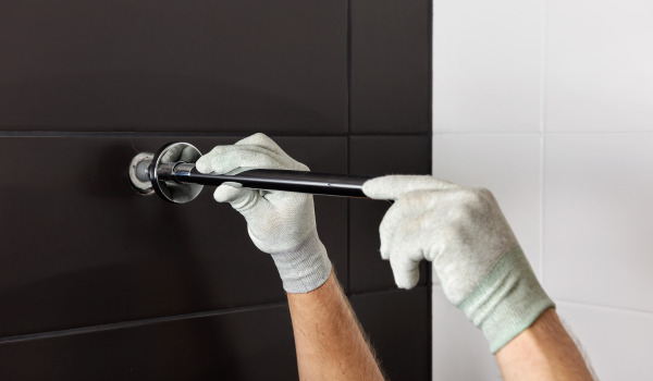 Kuinka asentaa pyyhekoukut ja -hyllyt?