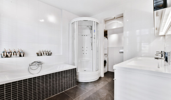 Kylpyamme vai suihku – mikä ratkaisu sopii kylpyhuoneeseesi?