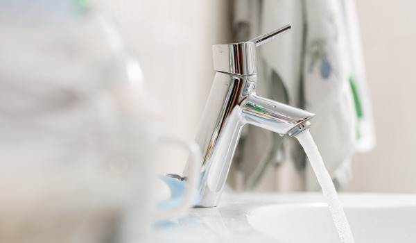 Lämmin ja kylmä, eli pesuallashanat termostaatilla