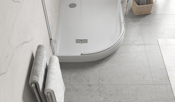 Asymmetrinen puoliympyräinen suihkuallas kylpyhuoneeseen