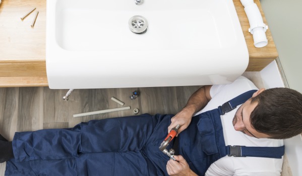 Mille korkeudelle pesualtaan viemäri tulisi sijoittaa vesijohtomääräysten mukaan?