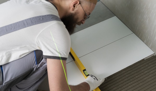 Kestävä saumaus suihkuun – mikä on paras?