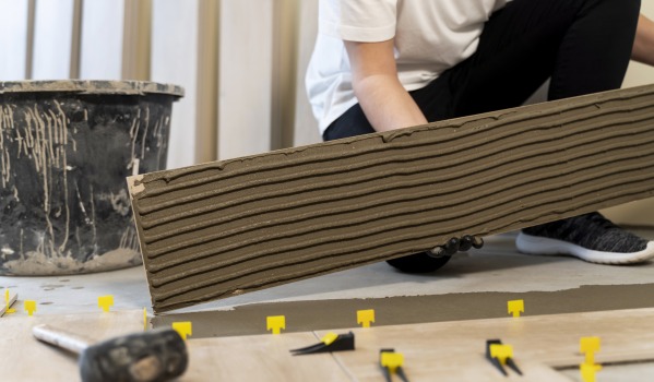 Laattojen asennuksen hinnasto vuonna 2025 – mikä on kaakeleiden todellinen hinta?