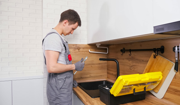 Graniittialtaan asennus