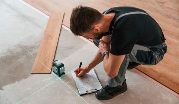 Kuinka valmistella lattia paneeleille?