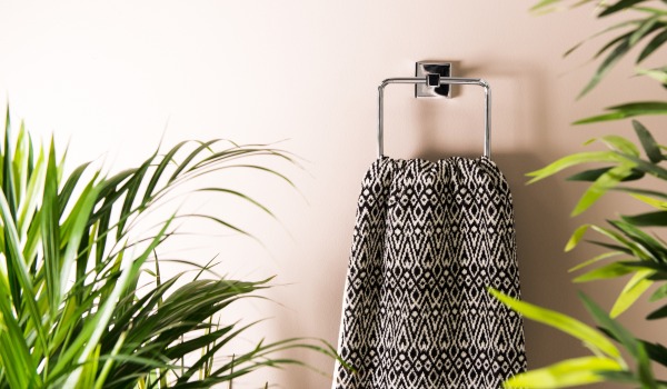 Mikä tapa valita kylpyhuonetarvikkeiden asennukseen — pyyheteline poraamatta tai poraamalla