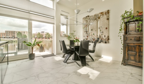 Mitkä ovat laattojen kulutuskestävyysluokat? Tarkista, mitkä kivitavara toimivat keittiössä, kylpyhuoneessa ja olohuoneessa.