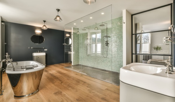 Paneelien ja laattojen yhdistäminen – yleisimmät virheet, hyvät käytännöt ja tyylikkäitä siirtymiä