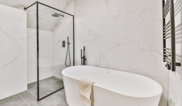 60x60 cm laatat - kuinka asentaa oikein ja mikä sauman leveys valita 60x60 cm kivilaatalle