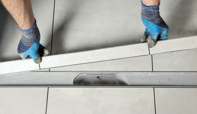 Kuinka kiinnittää laatta linjahanaan?