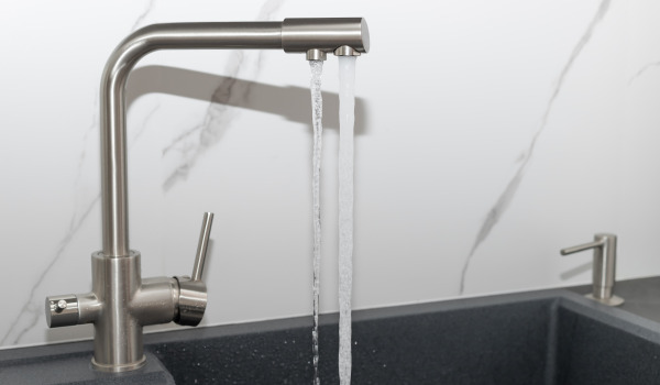 Kuinka sovittaa annostelija pesualtaaseen?