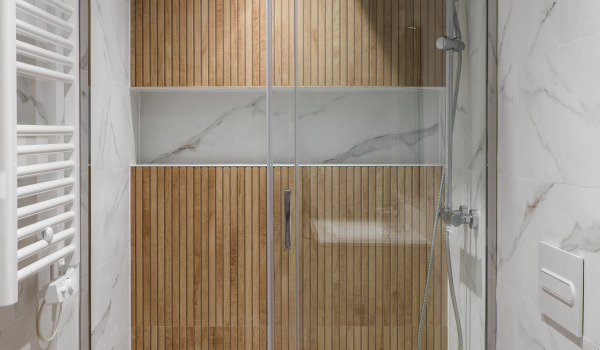 Sisäänrakennettu suihkujärjestelmä pienessä kylpyhuoneessa