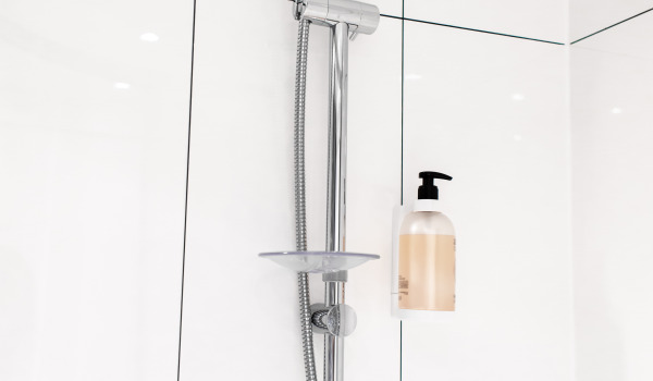 Tyylikkäät suihkupylväät kylpyhuoneessa