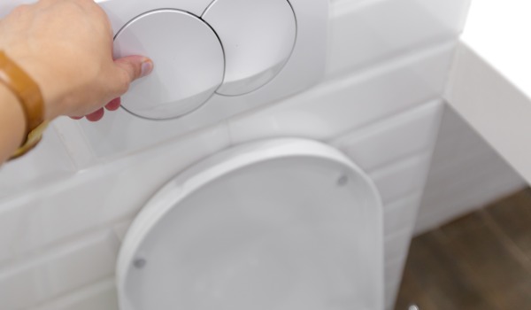 Vettä valuu sisäänrakennetusta huuhtelusäiliöstä - aika korjata se