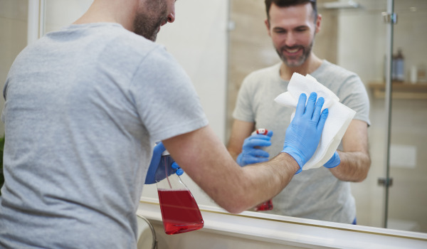 Millä pestä lasihylly kylpyhuoneessa?