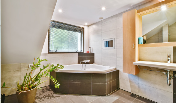 Tyylikäs kylpyhuone kulmakylpyammeella