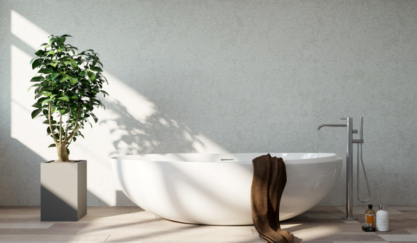 Amme suihkuseinällä pienessä kylpyhuoneessa