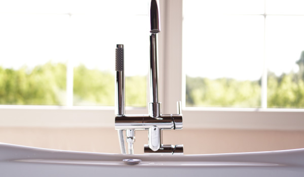 Modernit kylpyhuoneet amme-suihkuyhdistelmien kanssa