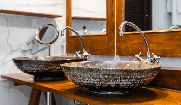 Kuinka huolehtia pöytätasolle asennettavasta pesualtaasta?