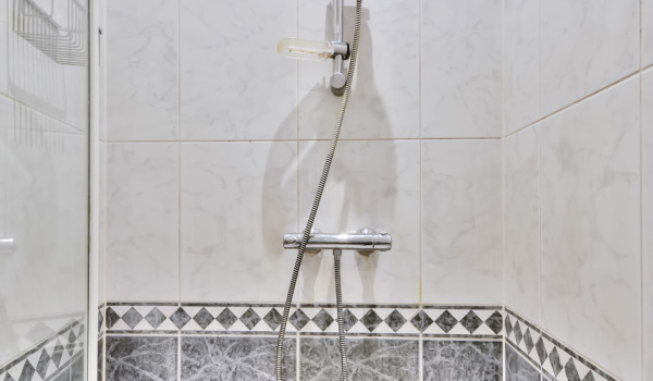 Kuinka sovittaa suorakulmainen suihkuallas?