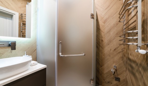 Neliön muotoinen suihkualusta pienessä kylpyhuoneessa