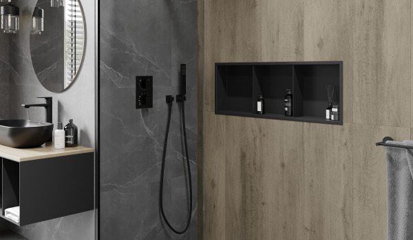 Teollinen kylpyhuone sisäänrakennetulla hyllyllä suihkun alla