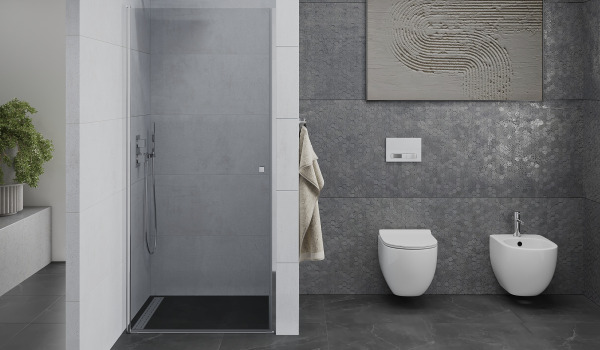 Tilava kylpyhuone suihkuovilla