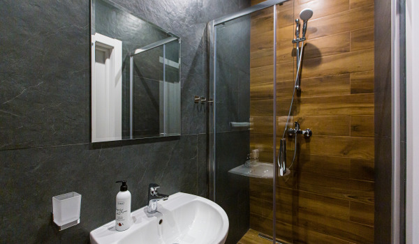 Kuinka tiivistää suihkukaapin ovet?