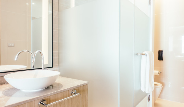 Mitä laittaa suihkutilaan laattojen sijasta?