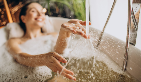 Pieni kylpyhuone kylpyammeella – miten suunnitella se?