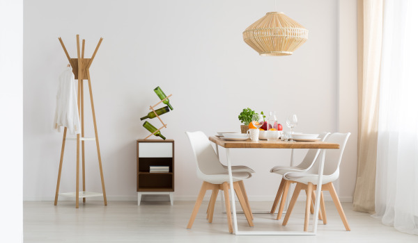 Kuinka suojata ruokailuhuoneen seinät? Ideoita seinän viimeistelyyn ruokapöydän yläpuolella keittiössä