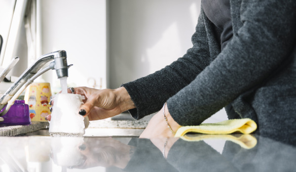 Peili keittiössä kaakeleiden sijaan ja peililaatat kaappien välissä: edut ja haitat - onko sen arvoista?