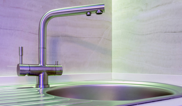 Naarmuuntunut graniittiallas: kuinka poistaa naarmut?