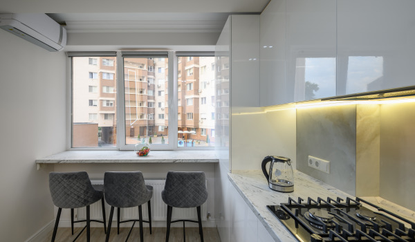 Kuinka sisustaa keittiön ikkuna?