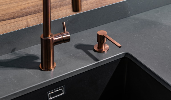 Pesuallas annostelijalla – käytännöllinen keittiöallas