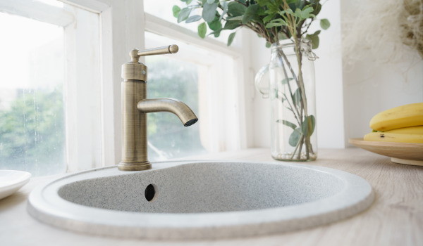 Minkälaisia paikkoja on parempi välttää tiskialtaan asennuksessa?