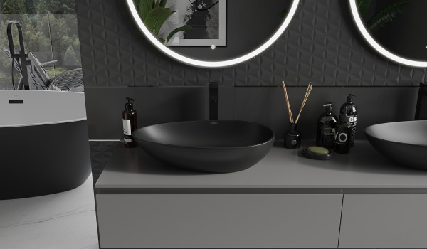 Konglomeraattipesualtaat harmaa-mustassa kylpyhuoneessa